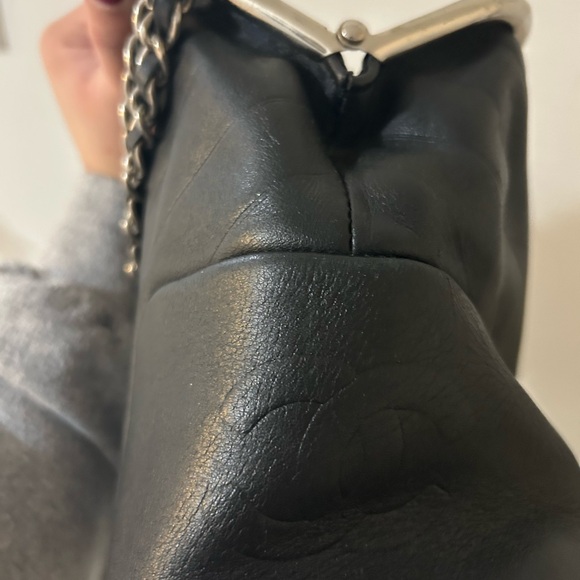 Authentic Vintage Chanel Elegant Black Leather Handbag - Picture 2 of 9